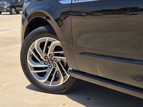 Used 2025 Lincoln Navigator Reserve AWD/4WD image 34