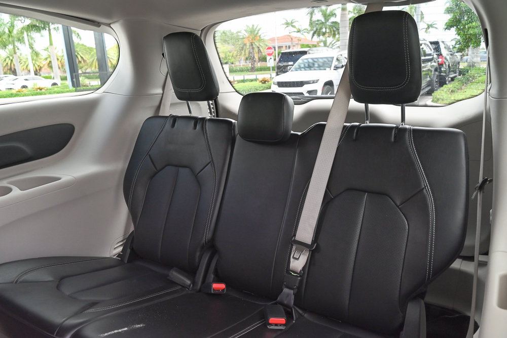 Used 2024 Chrysler Pacifica Touring-L FWD image 12