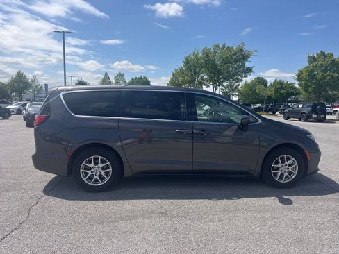 Used 2023 Chrysler Pacifica Touring-L FWD image 4