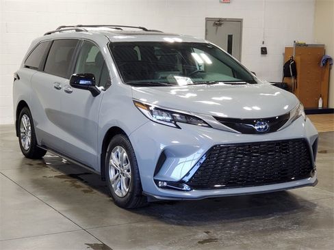Used 2023 Toyota Sienna XSE image 3