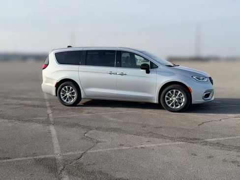 New 2026 Chrysler Pacifica Limited image 15