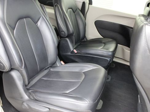 Used 2023 Chrysler Pacifica Touring-L FWD image 21