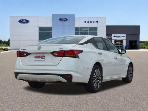 Used 2024 Nissan Altima 2.5 SV FWD image 3