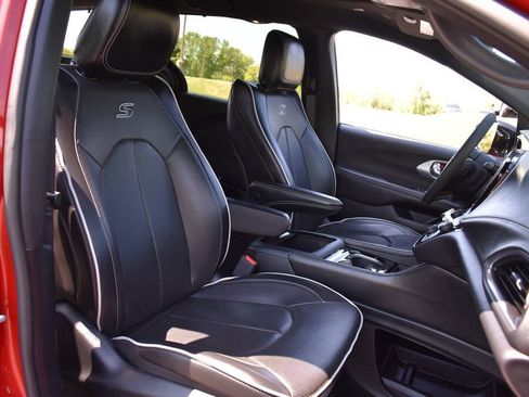 Certified 2025 Chrysler Pacifica Limited FWD image 26
