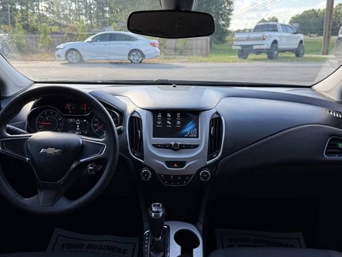 Used 2017 Chevrolet Cruze LS FWD image 18