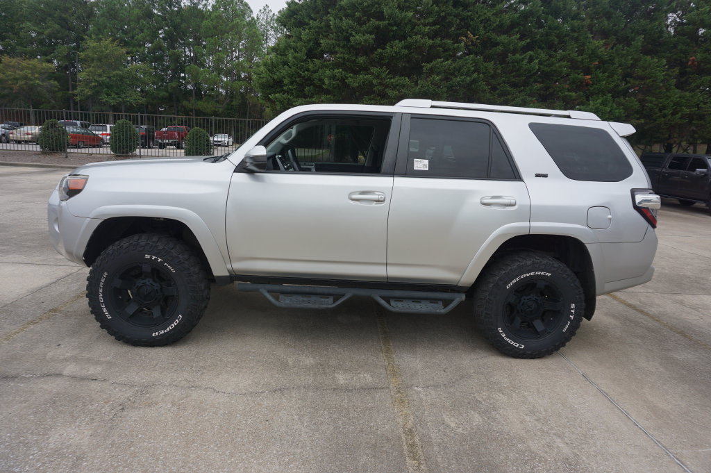 Used 2018 Toyota 4Runner SR5 AWD/4WD image 16