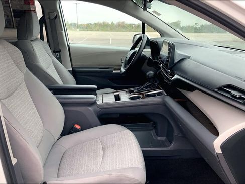 Used 2021 Toyota Sienna LE FWD image 9