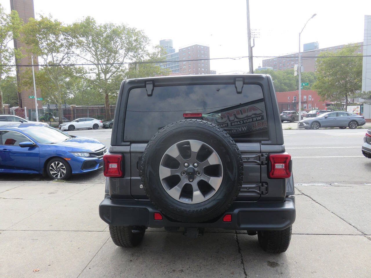 Used 2018 Jeep Wrangler Unlimited Sahara AWD/4WD image 8