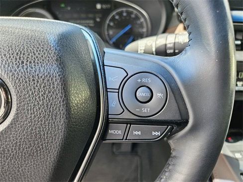 Used 2022 Toyota Venza XLE image 23