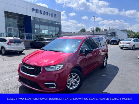 Used 2025 Chrysler Pacifica Select FWD image 1