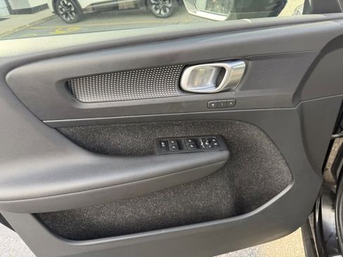 Used 2020 Volvo XC40 T5 R-Design image 19