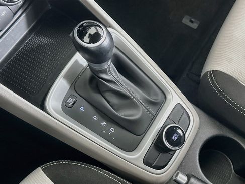 Used 2025 Hyundai Venue SEL FWD image 24