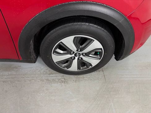 Used 2017 Kia Niro EX image 10