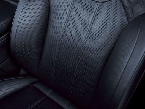 Used 2022 Bentley Bentayga image 45