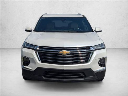 Used 2023 Chevrolet Traverse LT FWD image 2