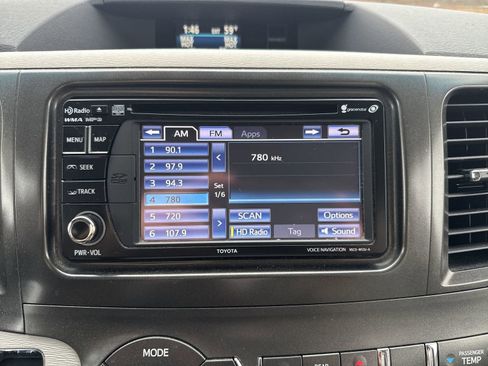 Used 2014 Toyota Sienna XLE image 17