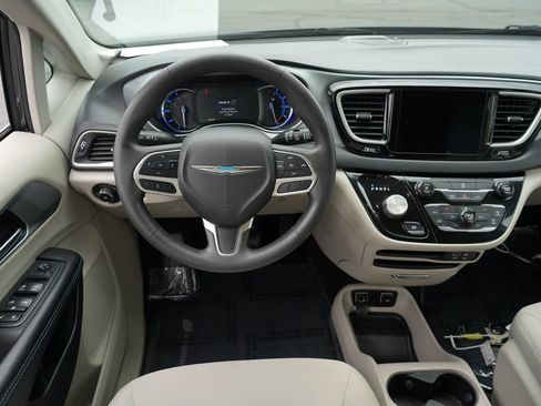 Used 2017 Chrysler Pacifica Touring Plus FWD image 19