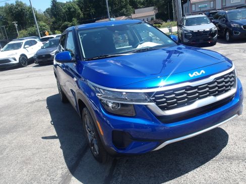 Used 2023 Kia Seltos LX AWD/4WD image 1