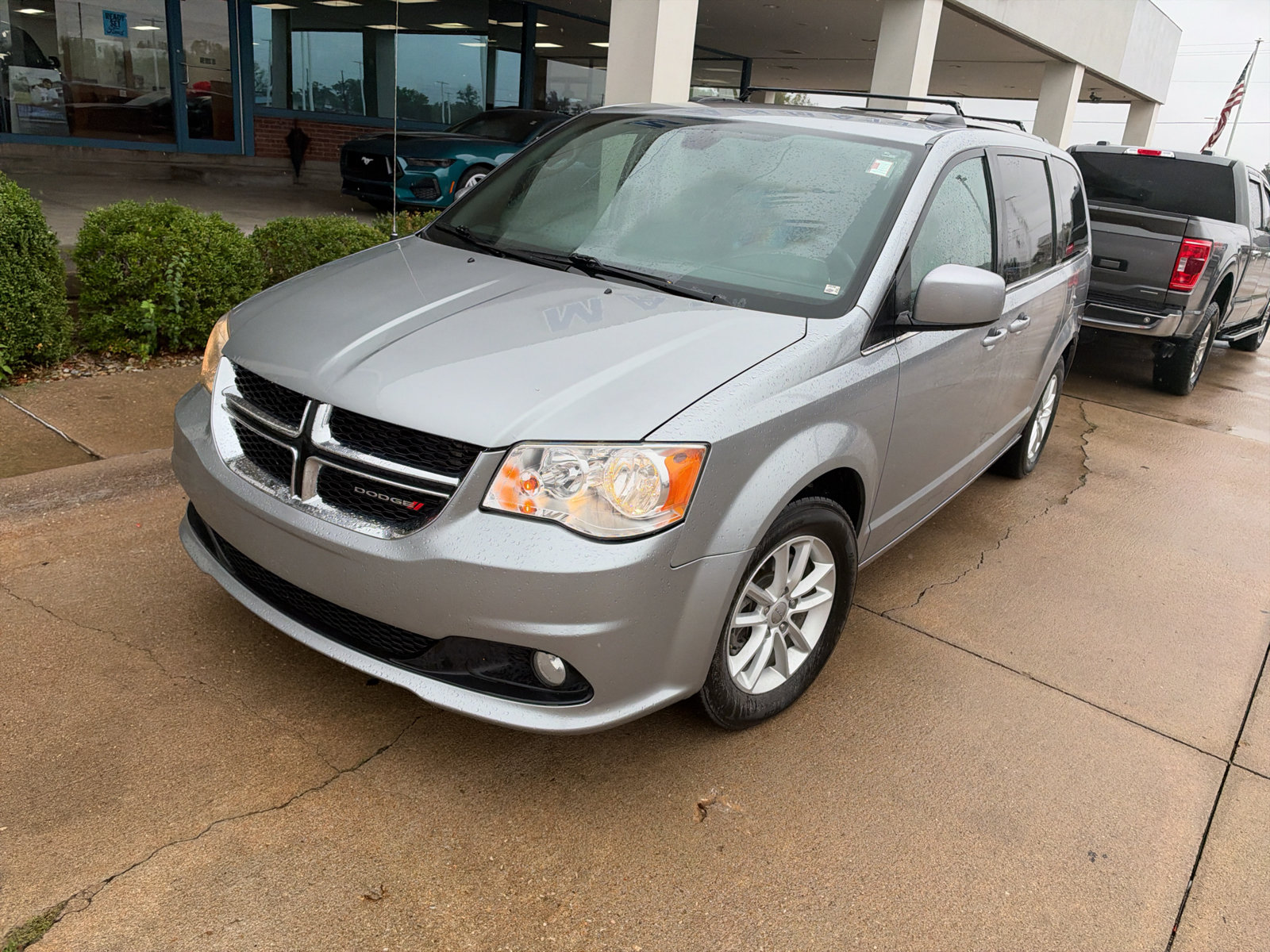 Used 2019 Dodge Grand Caravan SXT FWD image 2