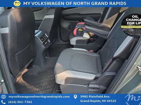 Used 2025 Volkswagen Atlas Peak Edition SE AWD/4WD image 12