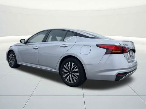 Used 2024 Nissan Altima 2.5 SV image 3