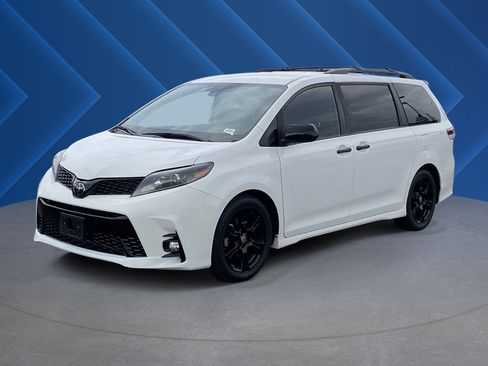 Used 2020 Toyota Sienna SE w/ Nightshade Edition FWD image 7