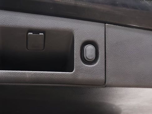 Used 2020 Cadillac Escalade Platinum image 31