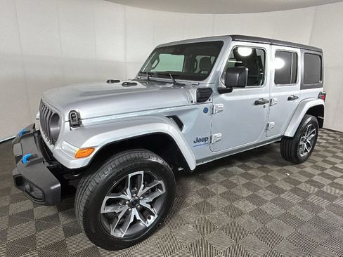 Used 2024 Jeep Wrangler Unlimited w/ Convenience Group AWD/4WD image 8