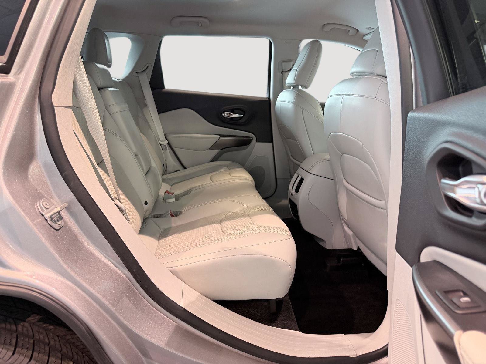 Used 2019 Jeep Cherokee Limited AWD/4WD image 25