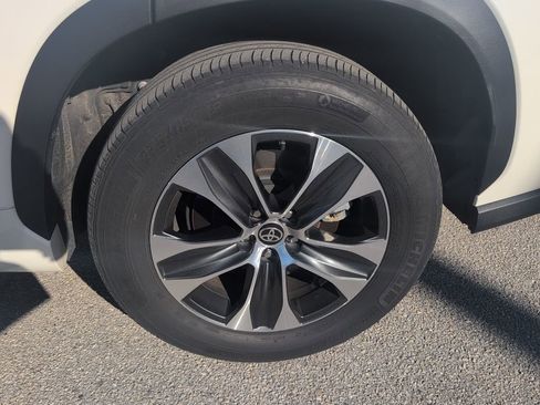 Used 2021 Toyota Highlander XLE image 11