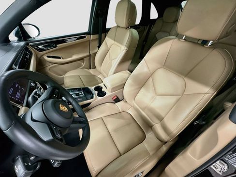 Certified 2025 Porsche Macan AWD/4WD image 5