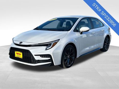 Used 2025 Toyota Corolla SE image 3