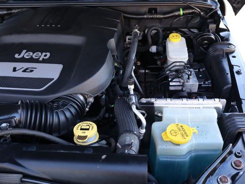 Used 2014 Jeep Wrangler Unlimited Sahara image 39