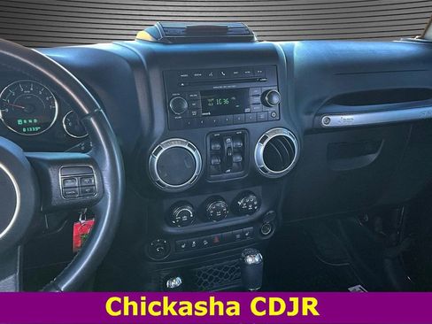 Used 2017 Jeep Wrangler Unlimited Rubicon w/ Connectivity Group image 9