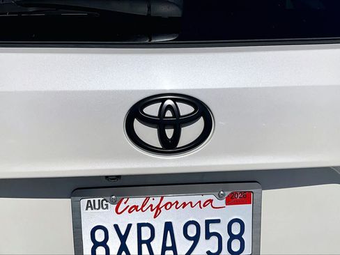 Used 2021 Toyota Highlander XLE AWD/4WD image 30