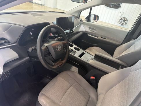 Used 2025 Toyota Sienna LE FWD image 9