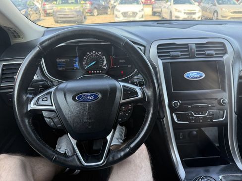Used 2017 Ford Fusion SE w/ Equipment Group 201A FWD image 12
