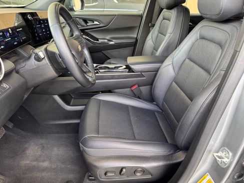 Used 2025 Chevrolet Equinox LT w/ Convenience Package II image 9