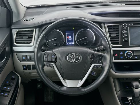 Used 2019 Toyota Highlander XLE FWD image 18