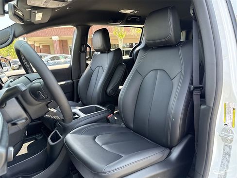 New 2026 Chrysler Pacifica Select image 10