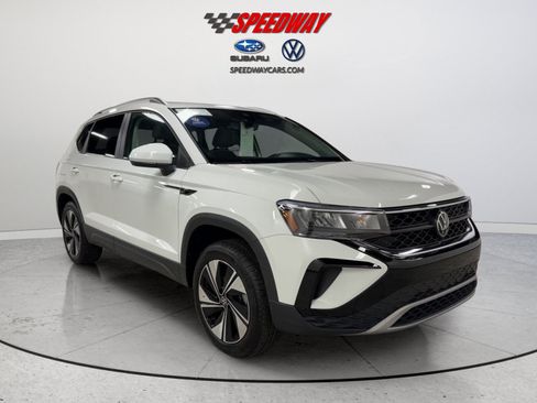 Certified 2024 Volkswagen Taos SE w/ Panoramic Sunroof Package AWD/4WD image 2