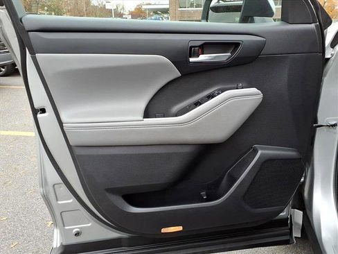 Used 2022 Toyota Highlander XLE image 17