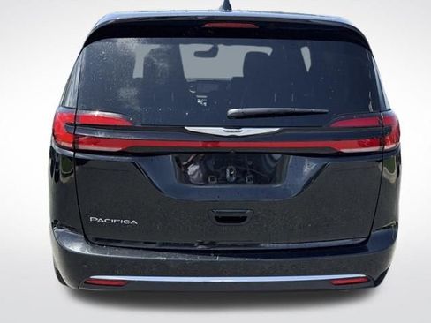 Used 2025 Chrysler Pacifica Select FWD image 6