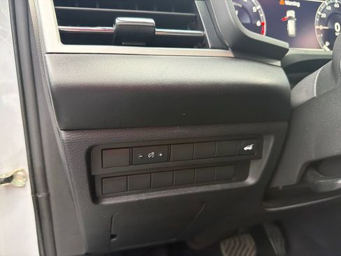 Used 2024 Mitsubishi Outlander AWD image 24