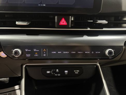Used 2025 Kia Carnival FWD image 35