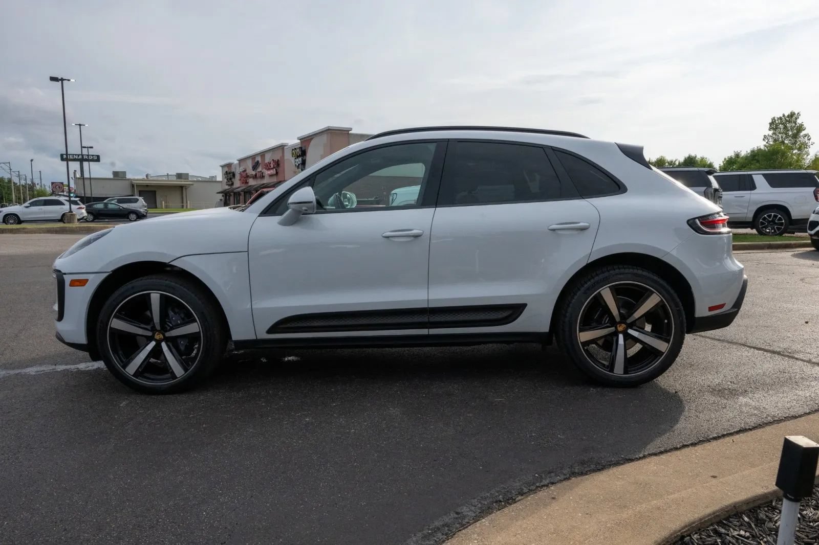 Used 2024 Porsche Macan w/ Premium Plus Package AWD/4WD image 5