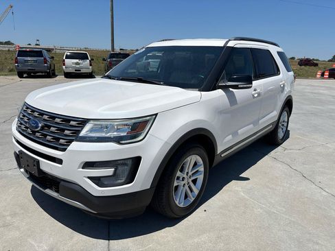 Used 2016 Ford Explorer XLT w/ Equipment Group 202A FWD image 8