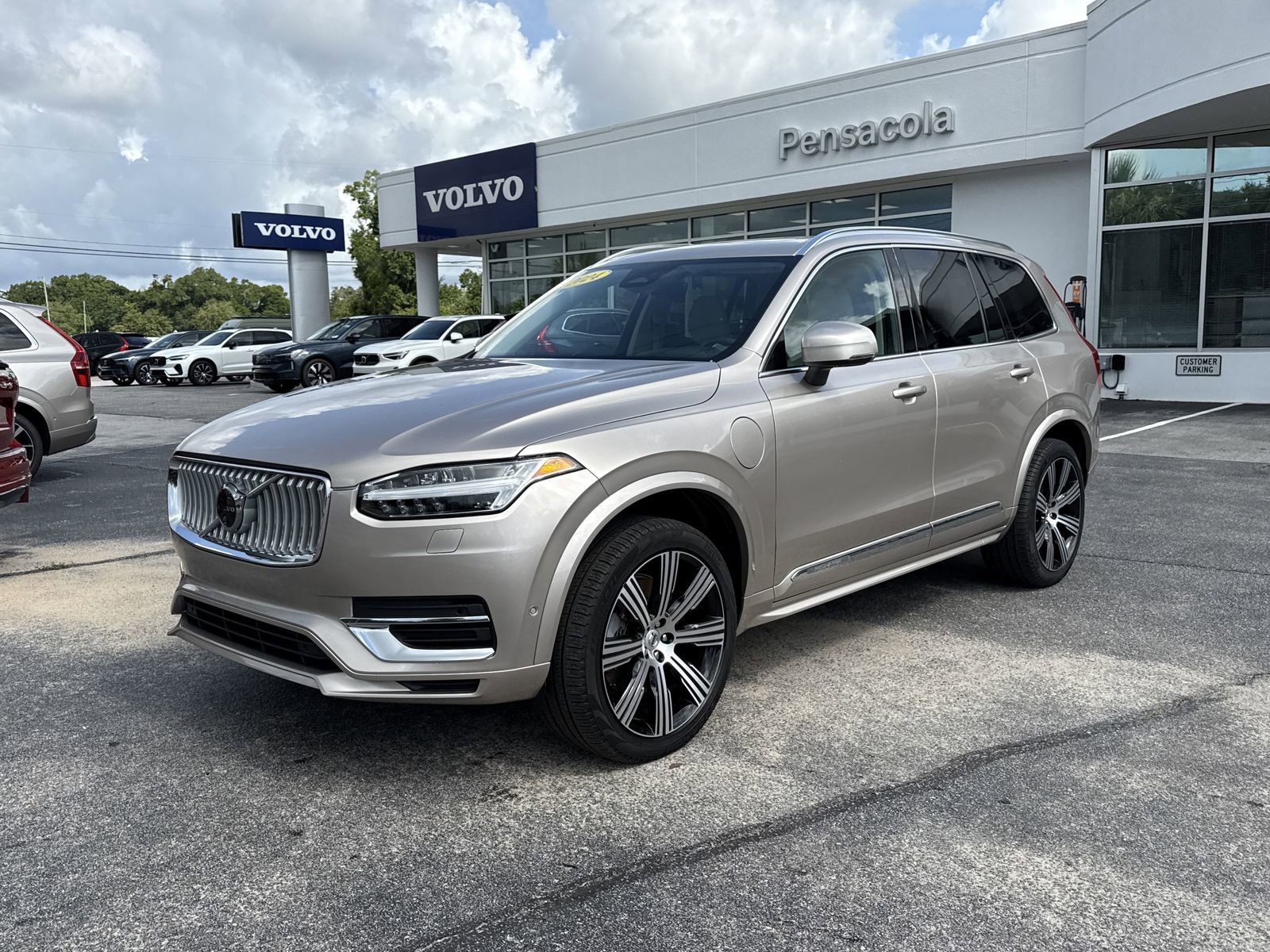 Used 2024 Volvo XC90 T8 Plus w/ Protection Package Premier AWD/4WD image 1