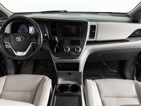 Used 2019 Toyota Sienna XLE FWD image 40