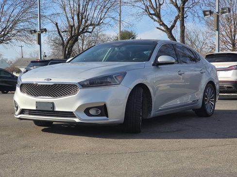 Used 2017 Kia Cadenza Premium w/ Luxury Package image 2